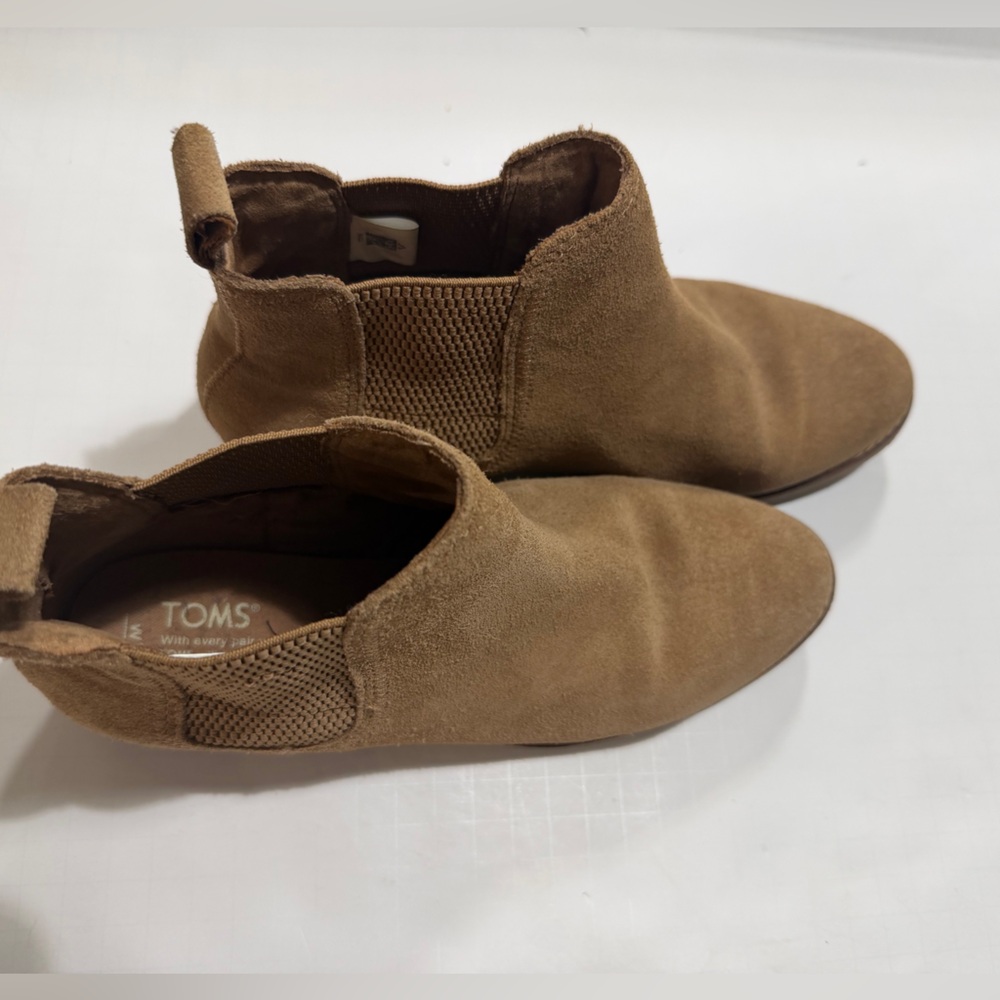 Toms Size 7 Tan Suede Ankle Booties. Gently loved.